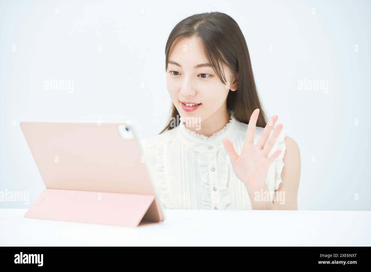 Femme utilisant une tablette PC pour communiquer en ligne Banque D'Images