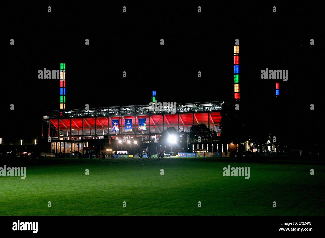 Fussball, Europameisterschaft, EURO 2024, Gruppe C, Rhein-Energie Stadion Kšln : Angleterre - Slowenien 0:0 ; les pierres angulaires du Rhein Energie Stadium brillent dans des couleurs vives. Banque D'Images