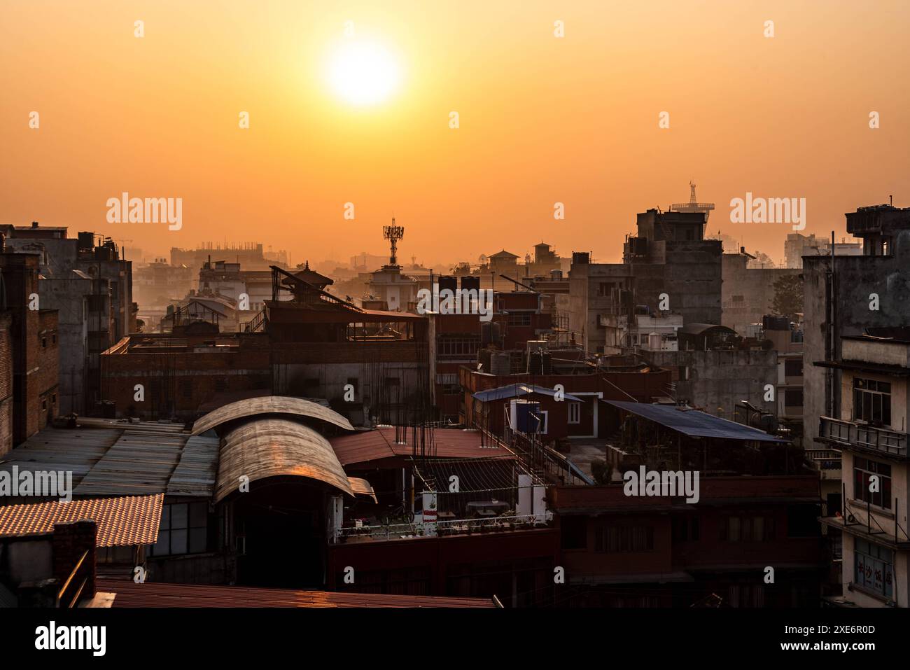 Lever de soleil orange au-dessus des toits résidentiels à Katmandou Thamel, Katmandou, Népal, Asie Copyright : CasparxSchlageter 1372-231 Banque D'Images