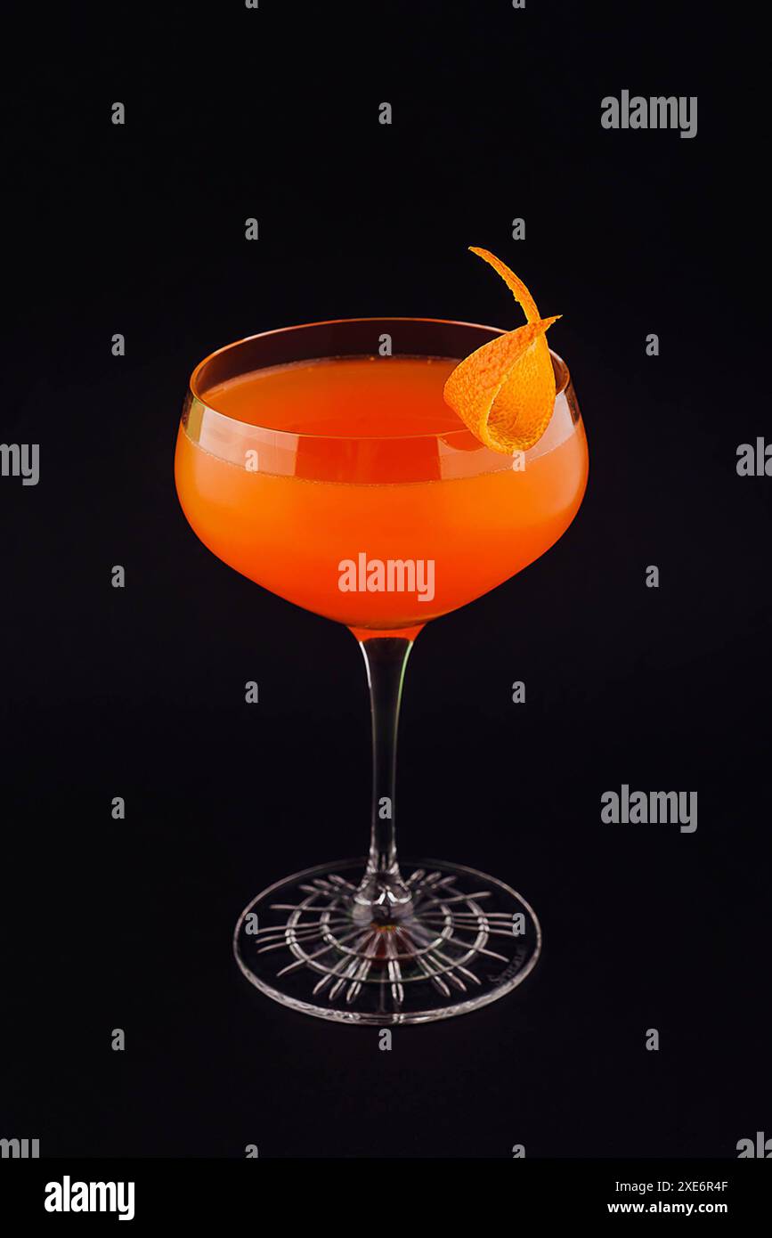 Boisson alcoolisée à l'orange fraîche avec écorce d'orange Banque D'Images
