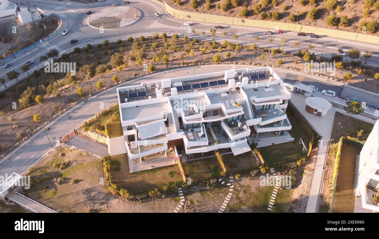 Une vue aérienne d'un bâtiment moderne avec des panneaux solaires recouvrant son toit plat. Banque D'Images