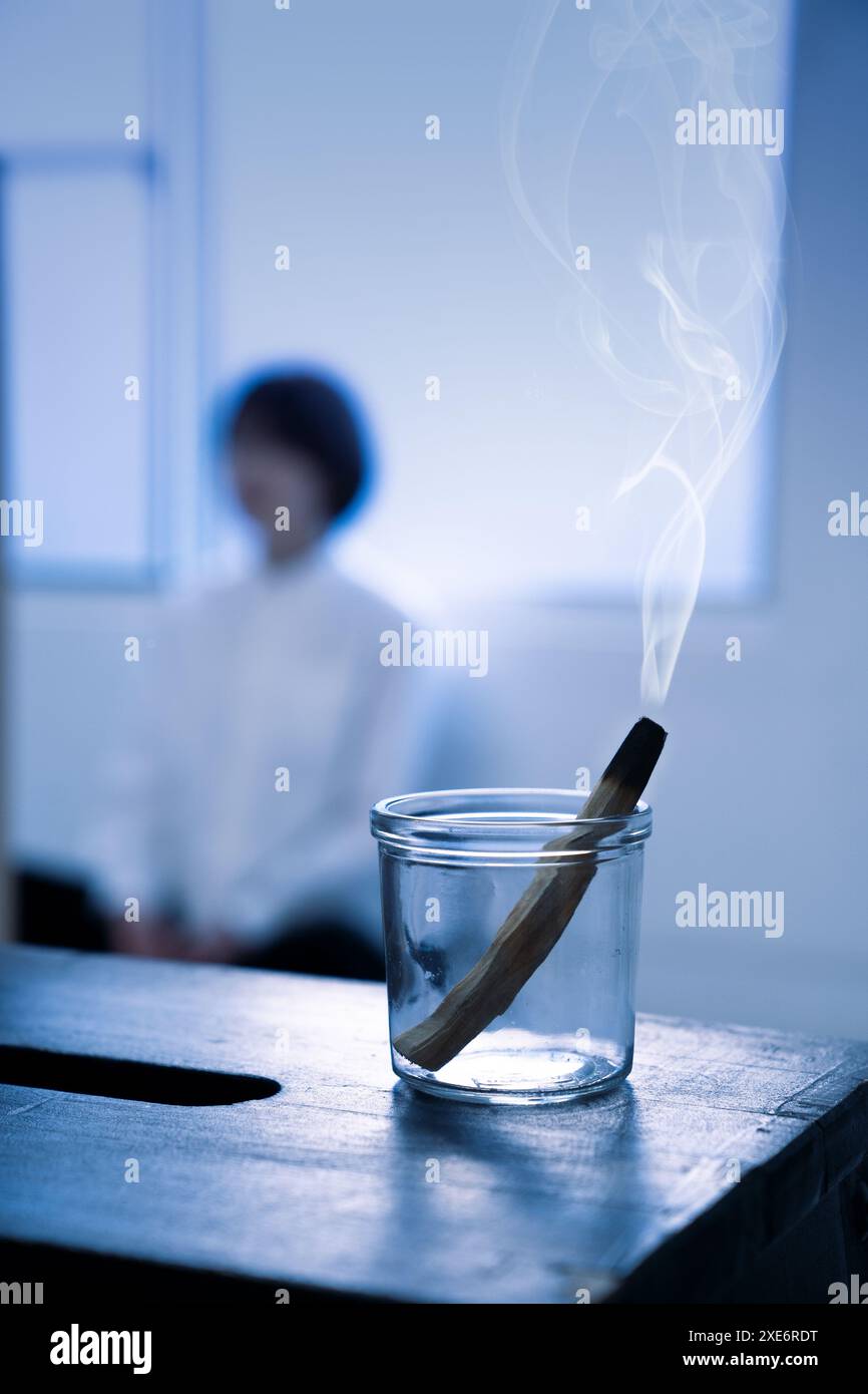 Jeune femme méditant et pleine conscience Banque D'Images