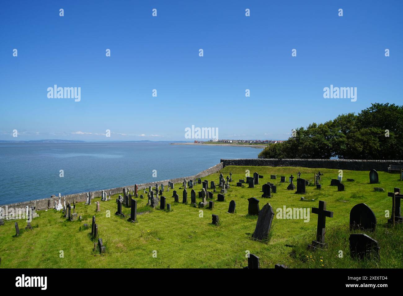 Ruines de la chapelle St Patrick, Heysham : les ruines mythiques du Lancashire avec une vue céleste Banque D'Images