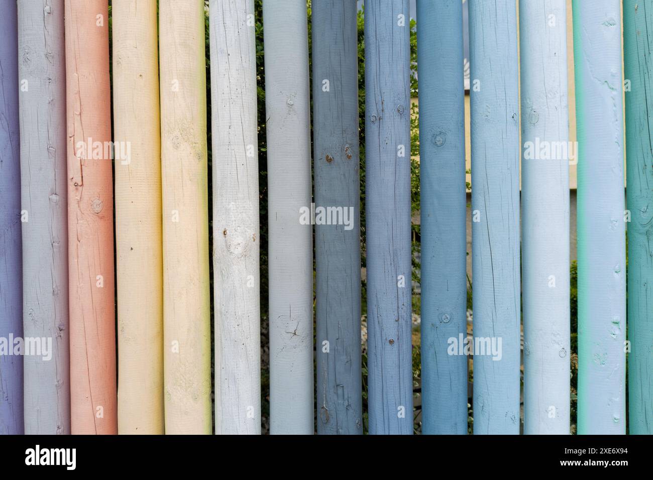 Panneaux de clôture en bois multicolores Banque D'Images