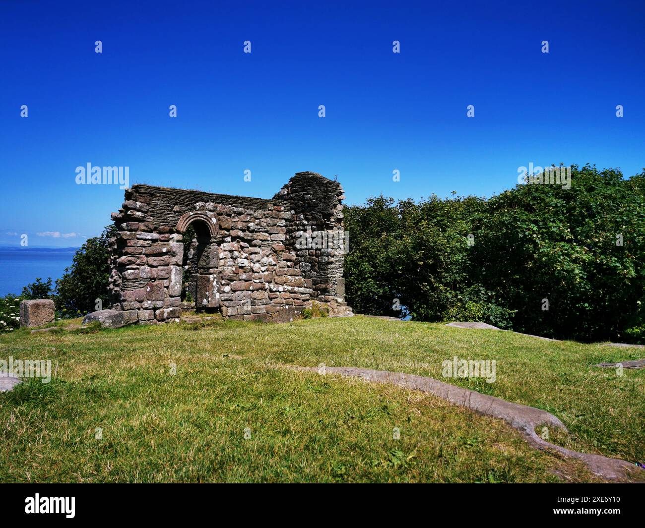 Ruines de la chapelle St Patrick, Heysham : les ruines mythiques du Lancashire avec une vue céleste Banque D'Images