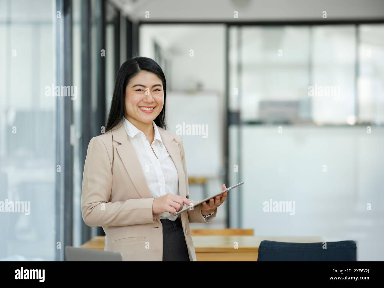 Femme d'affaires intelligente et prospère exsudant la confiance. Banque D'Images