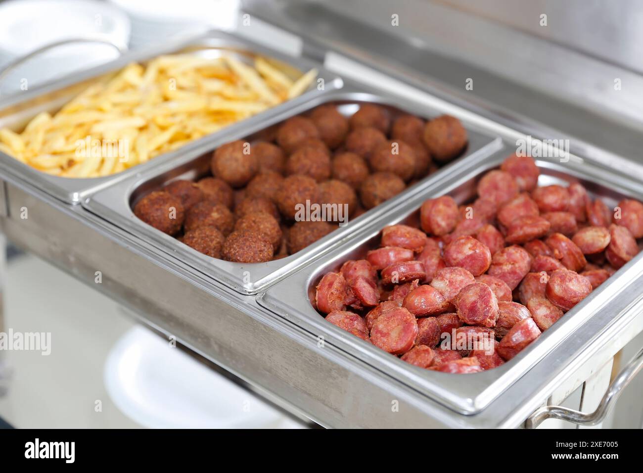 diverses saucisses épicées, kibbehs et frites servis dans la poêle Banque D'Images