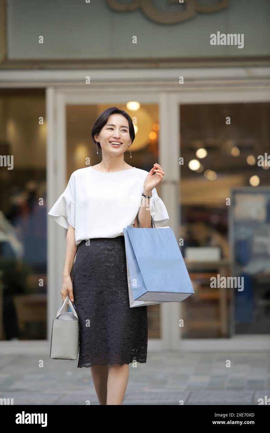 Japanese woman shopping Banque D'Images