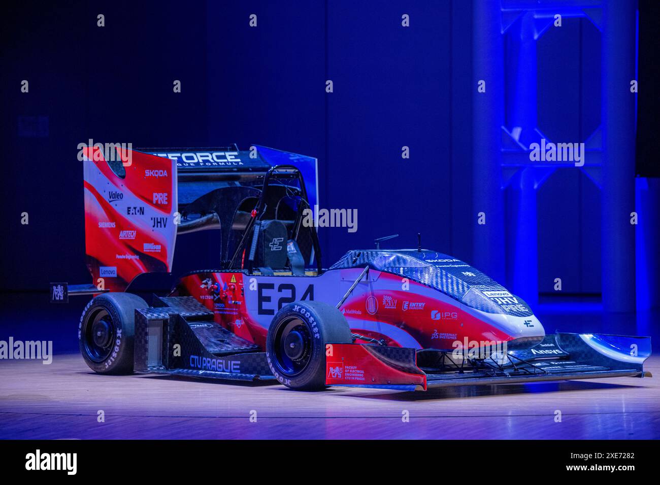 Mlada Boleslav, République tchèque. 26 juin 2024. Présentation de la nouvelle formule électrique CTU24, créée par les étudiants de la Faculté de génie électrique et de la Faculté de génie mécanique de CTU, à Mlada Boleslav, République tchèque, le 26 juin 2024. Crédit : Radek Petrasek/CTK photo/Alamy Live News Banque D'Images