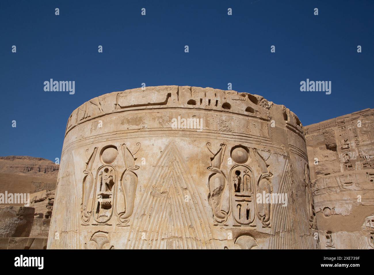 Base de colonne, Grande salle hypostyle, Medinet Habu, Temple mortuaire de Ramsès III, 1187-56 av. J.-C., Thèbes antiques, site du patrimoine mondial de l'UNESCO, Louxor, Egyp Banque D'Images