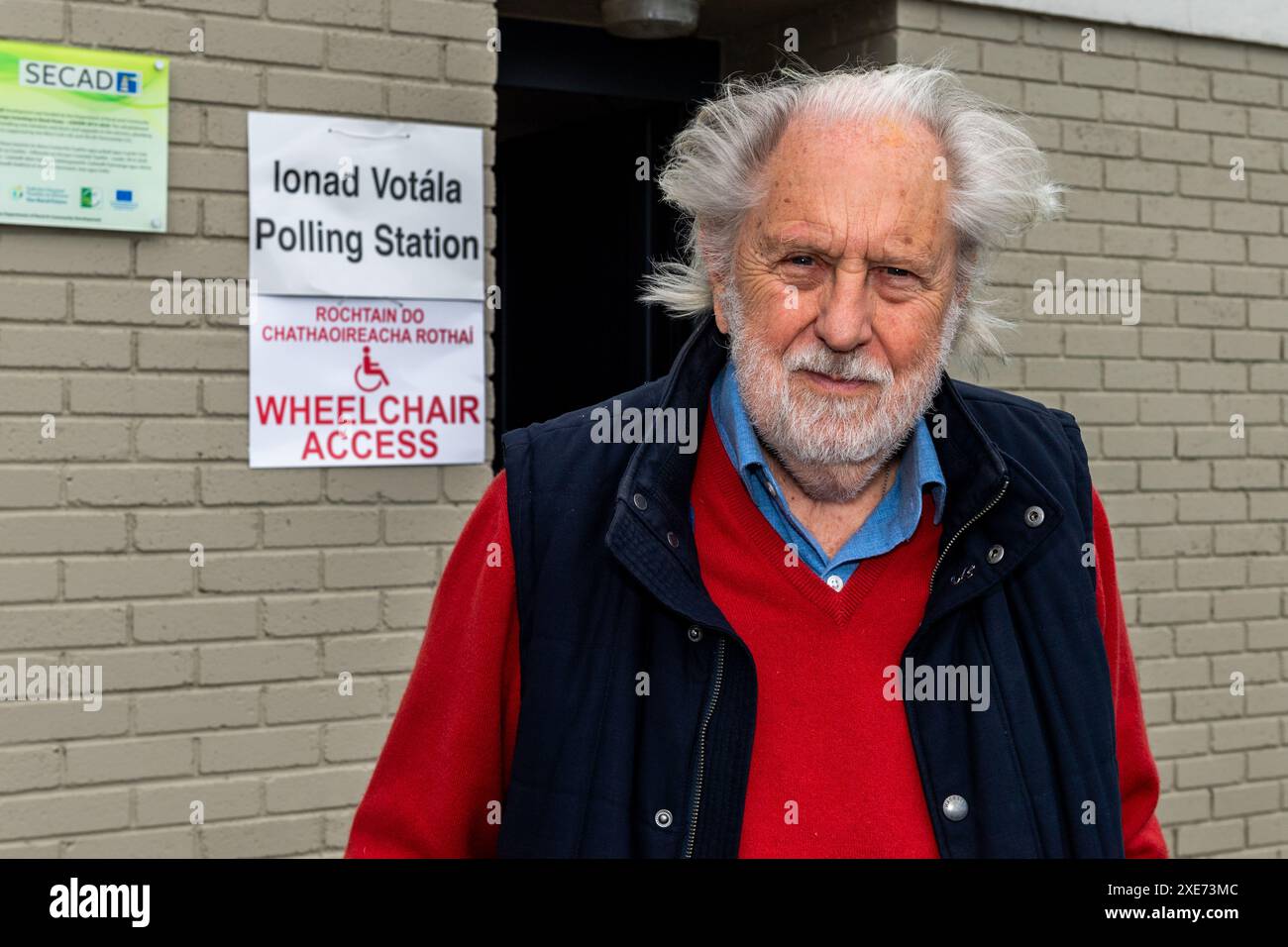 Lord David Puttnam après avoir voté au bureau de scrutin de Skibbereen le jour des élections locales et européennes, le 7 juin 2024, Skibbereen, West Cork, Irlande. Banque D'Images