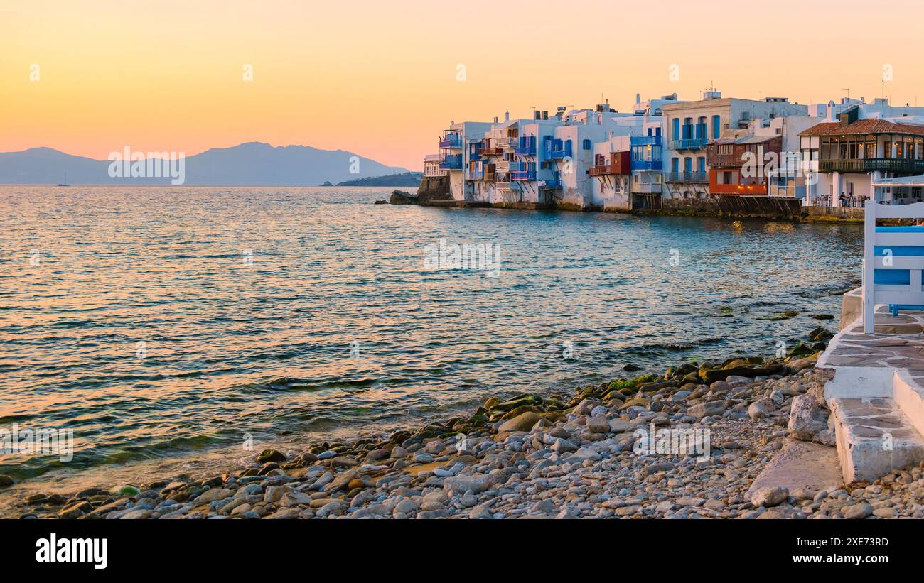 Coucher de soleil au village grec de Mykonos en Grèce, rues colorées du village de Mikonos Banque D'Images Coucher de soleil au village grec de Mykonos en Grèce, rues colorées du village de Mikonos Banque D'Images