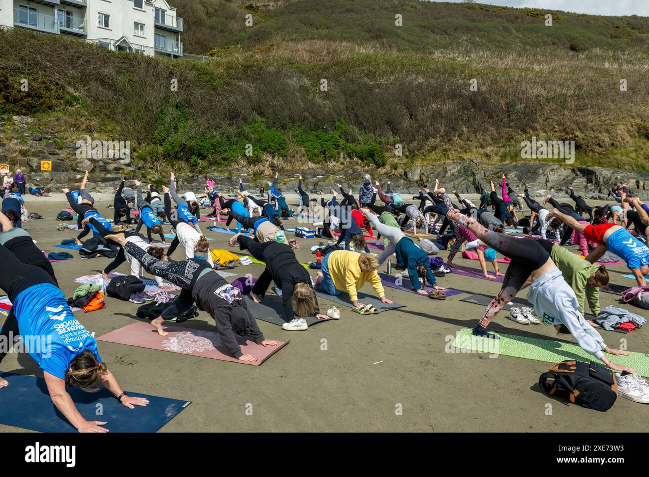 Les gens qui font une collecte de fonds de yoga de masse sur Inchydoney Beach, West Cork, Irlande. Banque D'Images