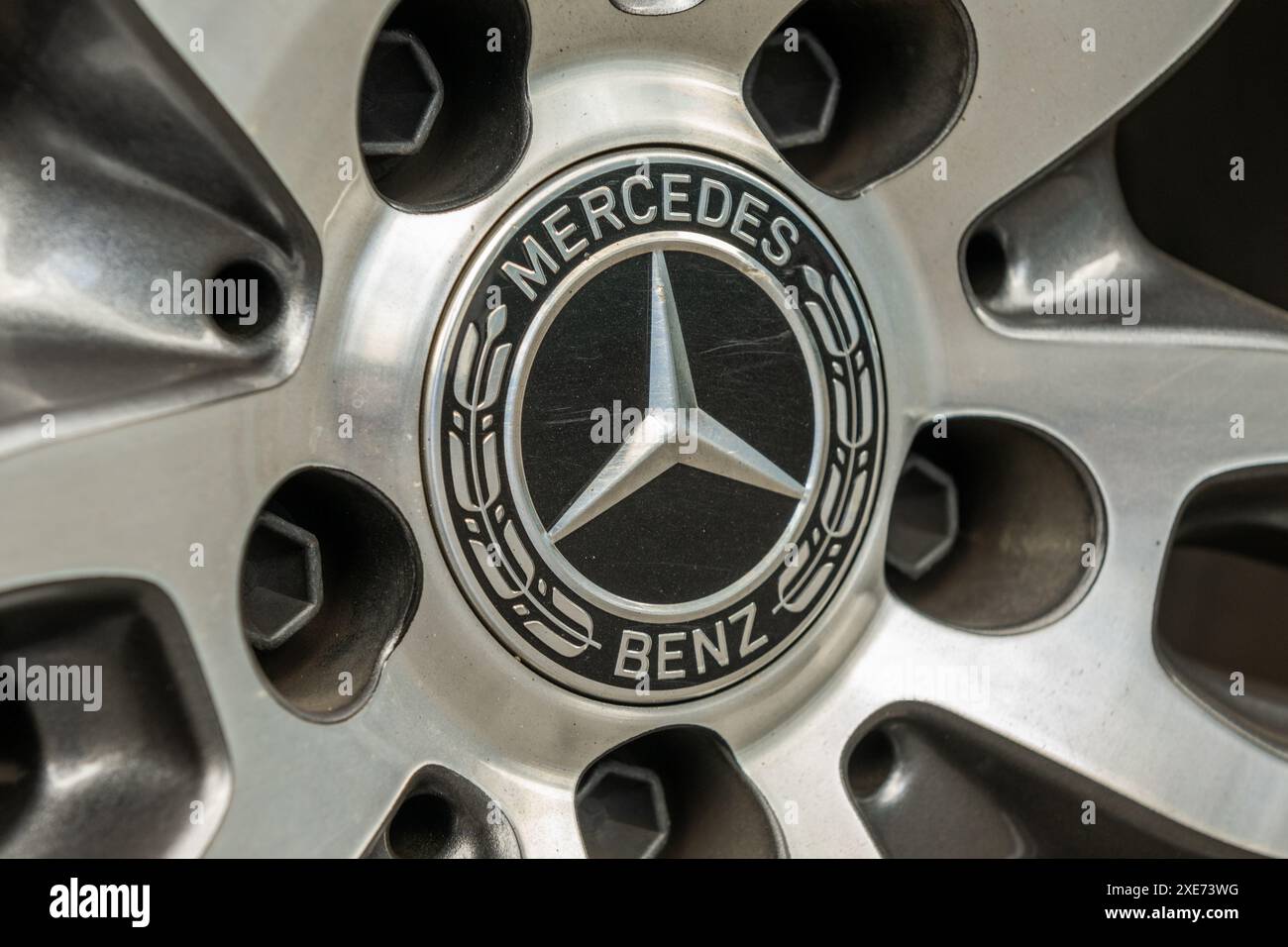Badge/logo sur la jante en alliage d'une voiture Mercedes Benz. Banque D'Images