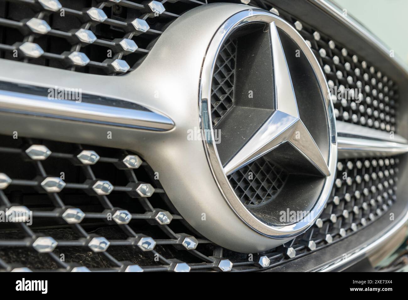 Badge/logo sur la calandre d'une voiture Mercedes Benz. Banque D'Images