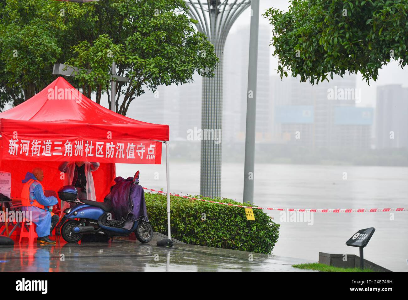Changsha, province chinoise du Hunan. 26 juin 2024. Les membres du personnel restent attentifs aux avertissements d'inondation près de la rivière Xiangjiang à Changsha, dans la province du Hunan, au centre de la Chine, le 26 juin 2024. En raison de fortes précipitations continues, le niveau d’eau enregistré à la station d’observation hydrologique de Changsha a atteint mercredi 36,75 mètres à 13h32, à 0,75 mètres au-dessus de la ligne d’alerte. Crédit : Chen Zeguo/Xinhua/Alamy Live News Banque D'Images