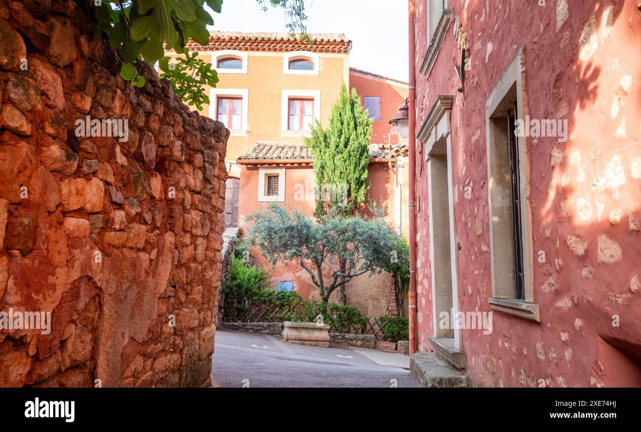 Détail architectural dans la ville historique de Roussillon, Provence dans le sud de la France. Le village perché est situé à côté d'une ancienne mine d'ocre Banque D'Images