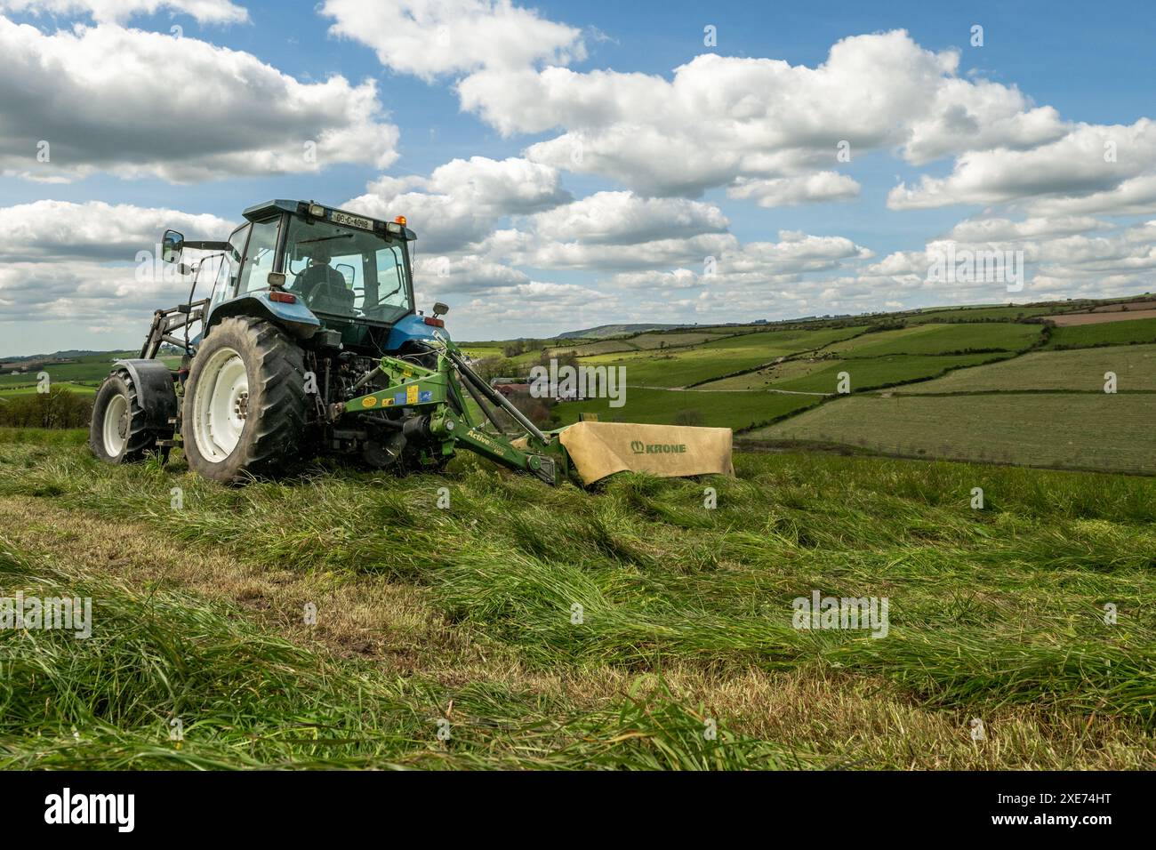 Knocknageehy, West Cork, Irlande. 22 avril 2024. Après des mois de fortes pluies, les agriculteurs coupent enfin l'herbe pour l'ensilage. Éleveur de boeuf pedigree, Keit Banque D'Images