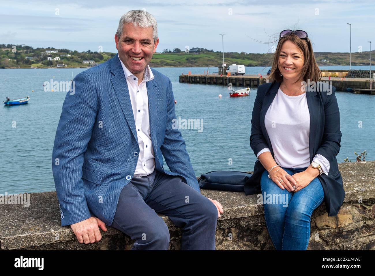 Le sénateur Tim Lombard (FG) et Cllr. Caroline Cronin (FG) à Schull Harbour, West Cork, Irlande. Banque D'Images