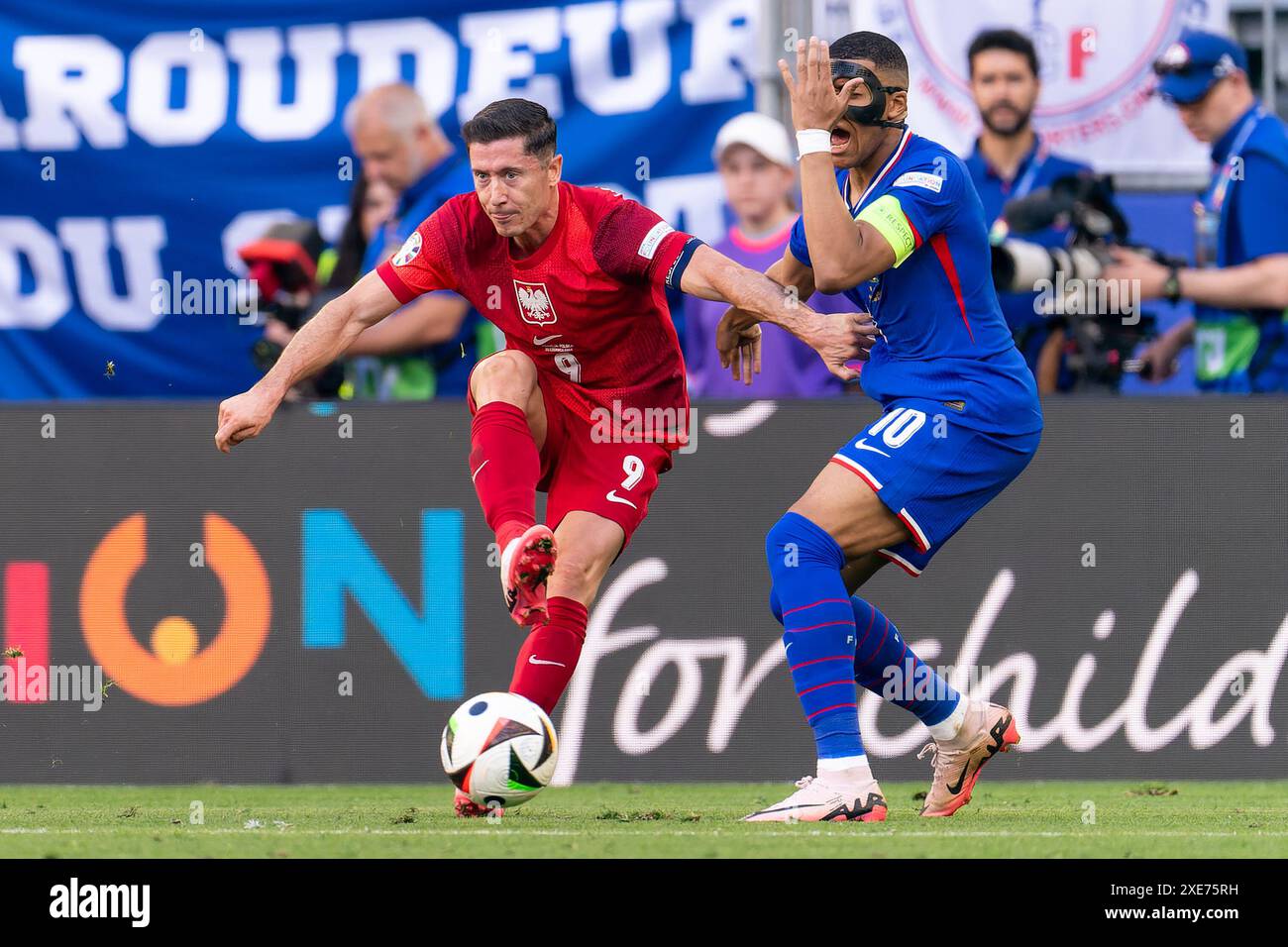 Dortmund, Allemagne. 25 juin 2024. DORTMUND, ALLEMAGNE - JUIN 25 : Robert Lewandowski de Pologne combat pour le ballon avec Kylian Mbappe de France avec masque lors du match Groupe d - UEFA EURO 2024 entre la France et la Pologne au BVB Stadion Dortmund le 25 juin 2024 à Dortmund, Allemagne. (Photo de Joris Verwijst/Agence BSR) crédit : Agence BSR/Alamy Live News Banque D'Images
