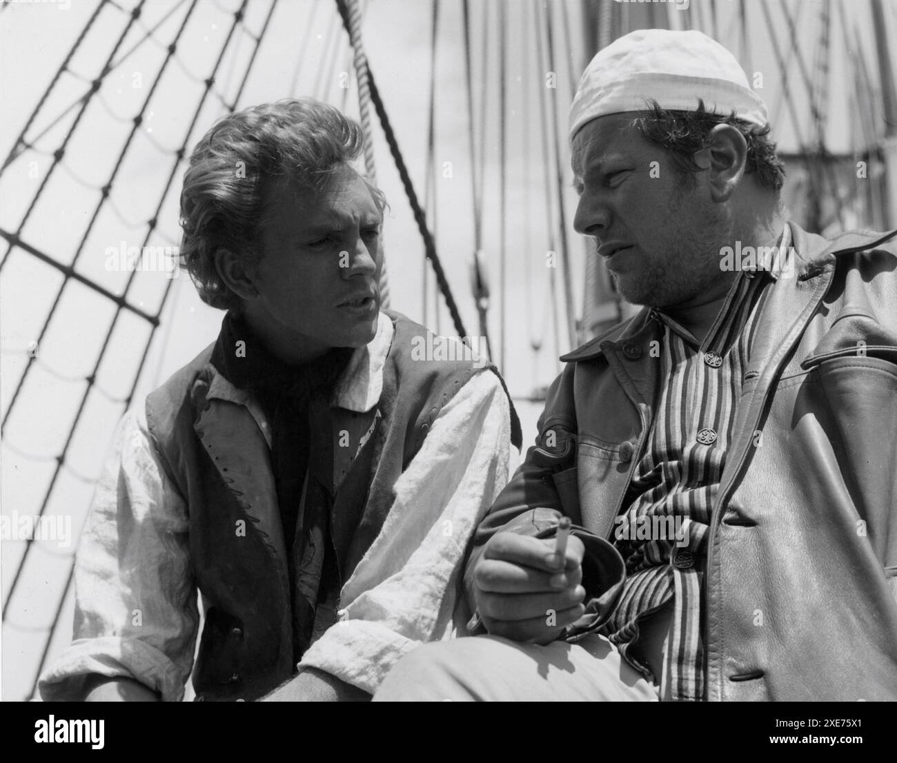 TIMBRE DE TERENCE et réalisateur / Star PETER USTINOV sur le lieu de tournage Candid sur le navire pendant le tournage de BILLY BUDD 1962 réalisateur PETER USTINOV roman Herman Melville Anglo Allied / Allied Artists Pictures Banque D'Images