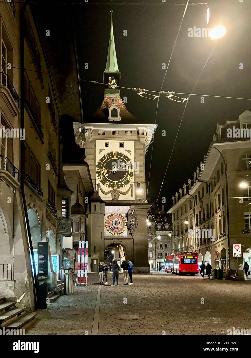 Vue de la façade est de l'emblématique Zytglogge (cloche du temps), situé au bout de la Kramgasse, le centre-ville médiéval de Berne, en Suisse Banque D'Images