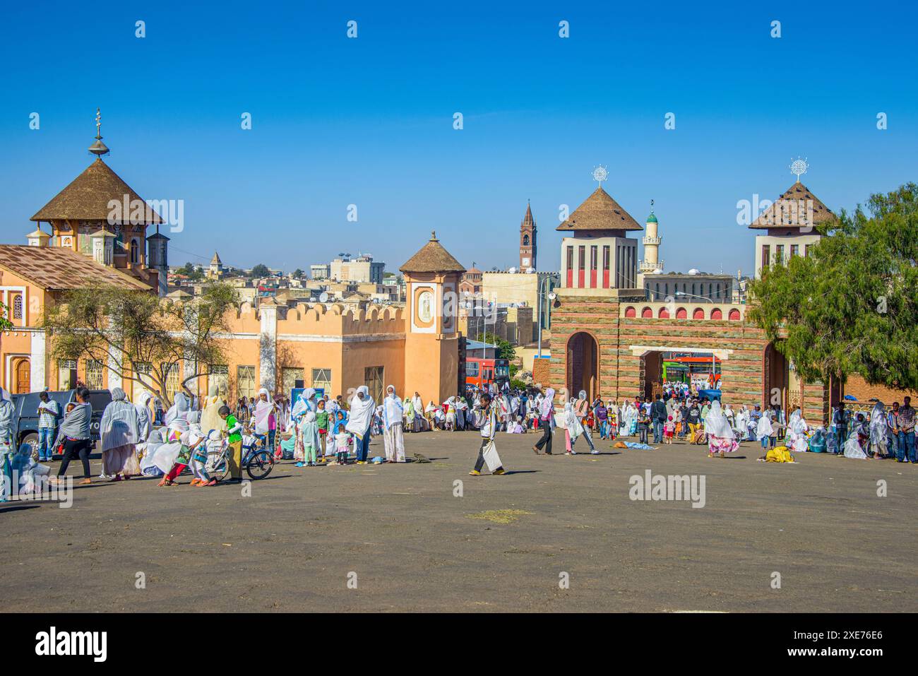 Femmes orthodoxes priant à la cérémonie de Pâques, Cathédrale copte de disposant Mariam, Asmara, Erythrée, Afrique Banque D'Images