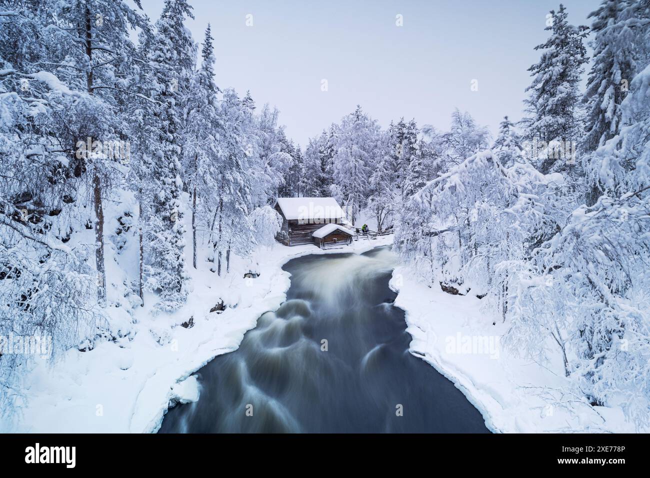 Le célèbre moulin Myllykosky pendant une froide journée d'hiver, parc national d'Oulanka, Kuusamo, Finlande, Europe Banque D'Images