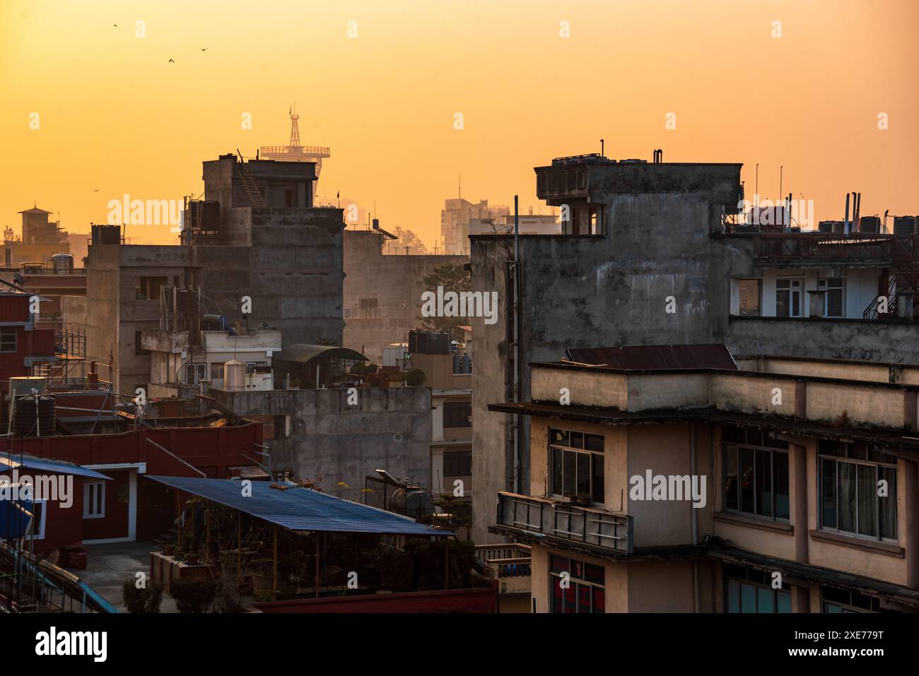 Lever de soleil orange brumeux au-dessus des toits résidentiels à Katmandou Thamel, Katmandou, Népal, Asie Banque D'Images