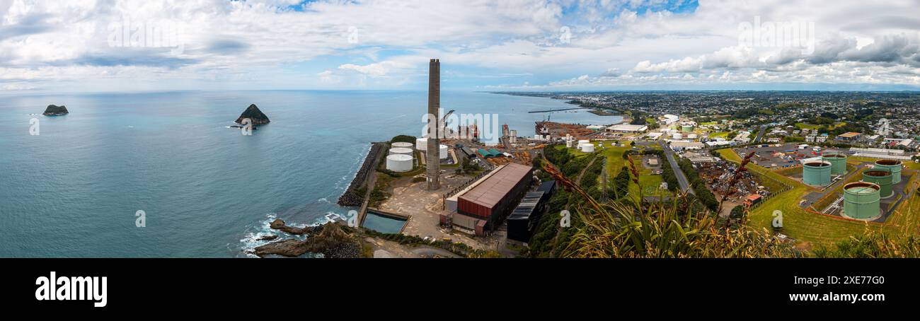 Panorama de la skyline de New Plymouth, vue depuis Paritutu Rock montrant la zone industrielle portuaire, New Plymouth, Île du Nord, Nouvelle-Zélande, Pacifique Banque D'Images