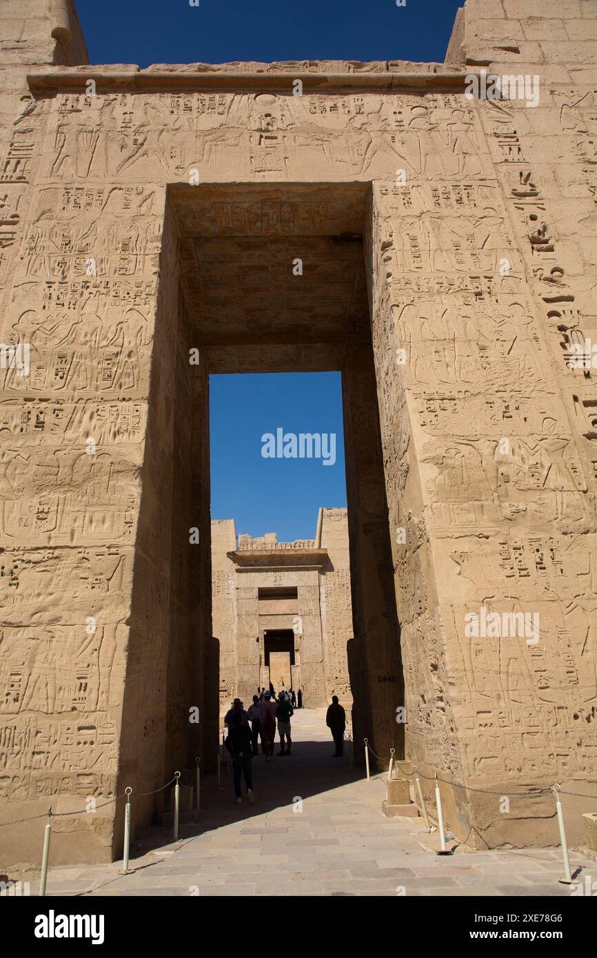 Porte d'entrée de la première cour, premier pylône, Medinet Habu, Temple mortuaire de Ramsès III, 1187-56 av. J.-C., Thèbes antiques, Louxor, Égypte Banque D'Images