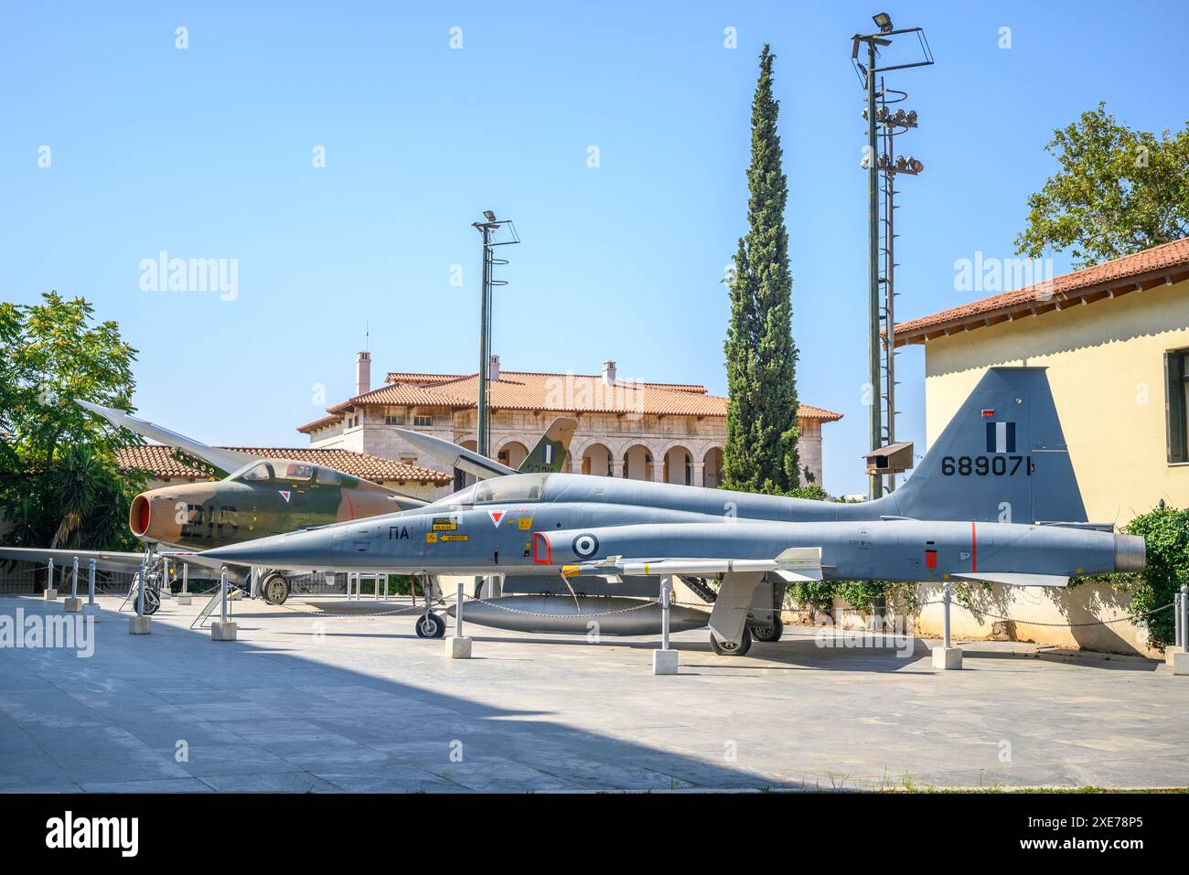 Exposition extérieure d'avions au Musée de la guerre d'Athènes, musée militaire des forces armées grecques à Athènes, Grèce, le 16 août 2023 Banque D'Images