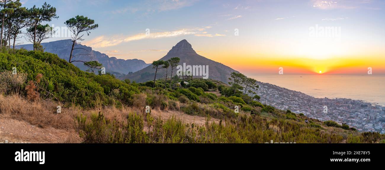 Vue de Lion's Head et Bantry Bay au coucher du soleil depuis signal Hill, Cape Town, Western Cape, Afrique du Sud, Afrique Banque D'Images