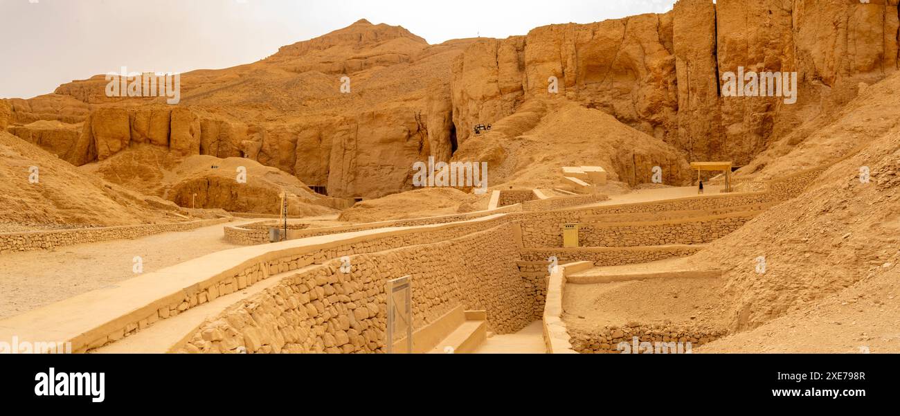 Vue des entrées de diverses tombes, Vallée des Rois, site du patrimoine mondial de l'UNESCO, Thèbes, Egypte, Afrique du Nord, Afrique Banque D'Images