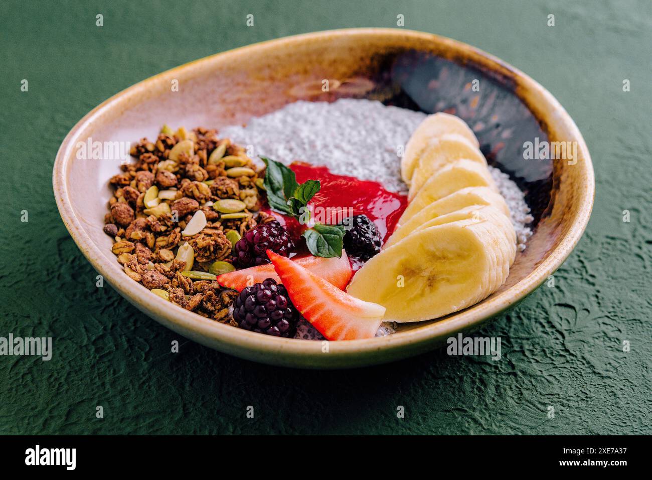 Bol de petit déjeuner sain de granola, yaourt et fruits Banque D'Images