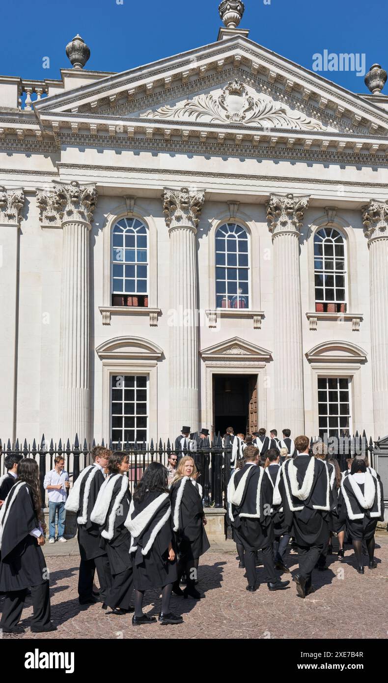 Les diplômés du King's College de l'Université de Cambridge, en tenue académique, se rendent cérémoniellement à la Chambre du Sénat pour leur cérémonie de remise des diplômes le 26 juin 2024. Banque D'Images