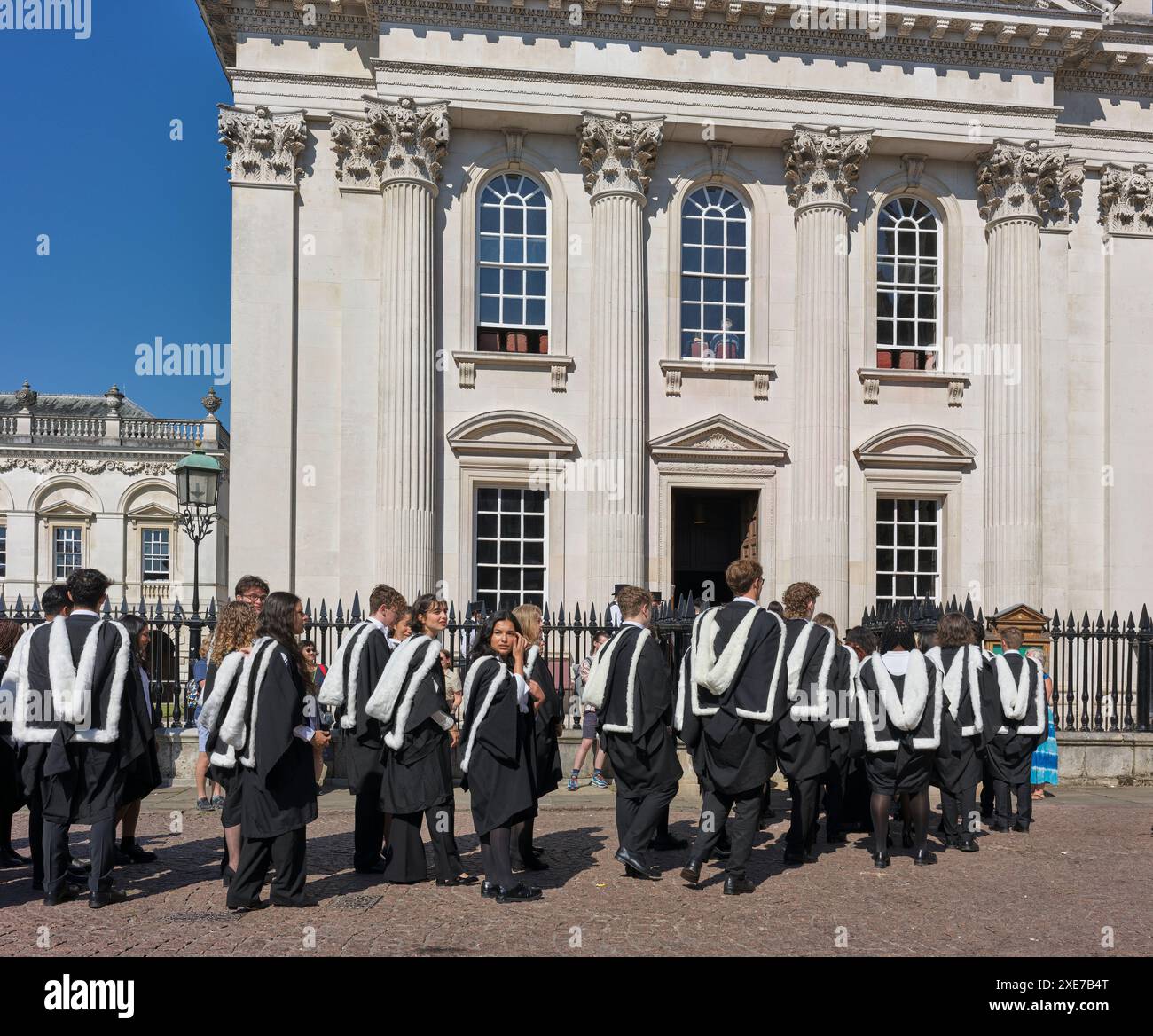 Les diplômés du King's College de l'Université de Cambridge, en tenue académique, se rendent cérémoniellement à la Chambre du Sénat pour leur cérémonie de remise des diplômes le 26 juin 2024. Banque D'Images