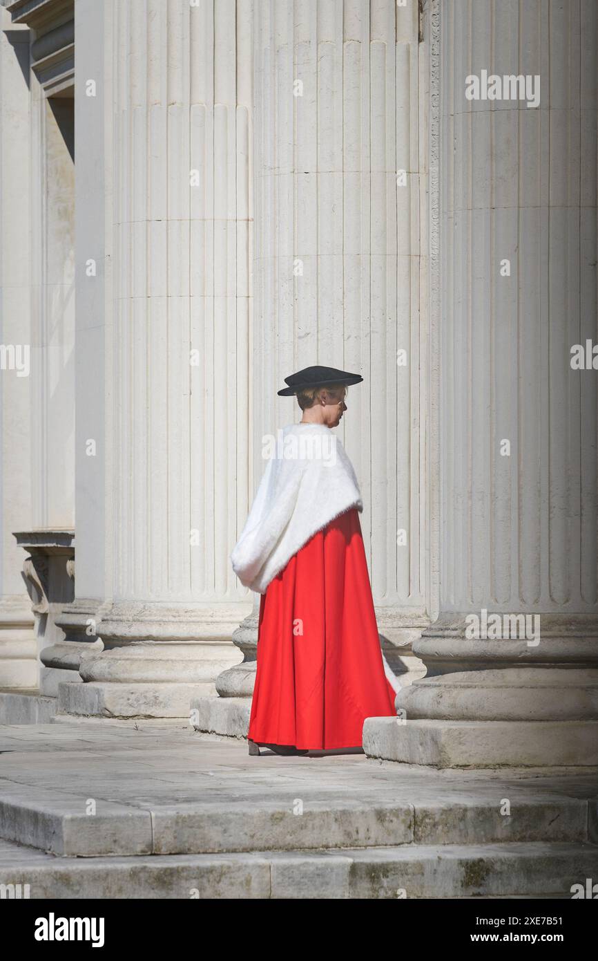 La professeure Deborah Prentice, vice-chancelière de l'Université de Cambridge, se rend à la Chambre du Sénat pour la remise de diplômes aux diplômés du King' College le 26 juin 2024. Banque D'Images