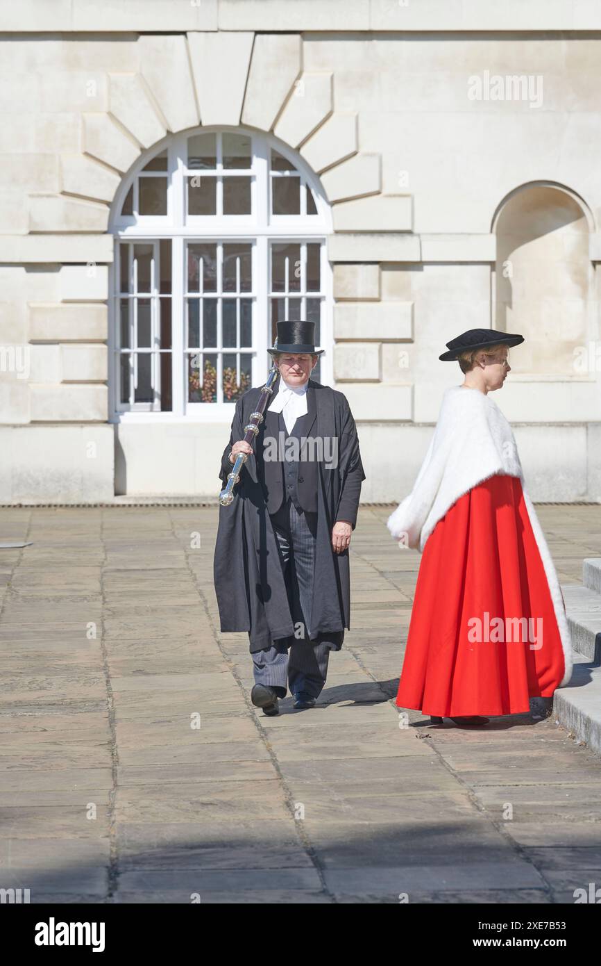 La professeure Deborah Prentice, vice-chancelière de l'Université de Cambridge, se rend à la Chambre du Sénat pour la remise de diplômes aux diplômés du King' College le 26 juin 2024. Banque D'Images