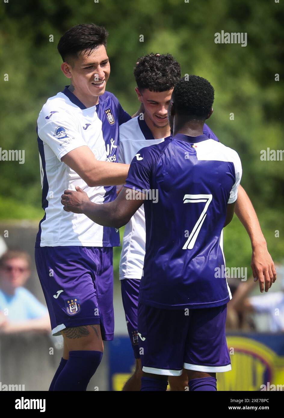 Tubize, Belgique. 26 juin 2024. Luis Vazquez d'Anderlecht, Tristan Degreef d'Anderlecht et Francis Amuzu d'Anderlecht célèbrent lors d'un match amical entre le club belge Royale Union Tubize-Braine et le club belge RSC Anderlecht, mercredi 26 juin 2024 à Tubize, pour préparer la saison 2024-2025 à venir. BELGA PHOTO VIRGINIE LEFOUR crédit : Belga News Agency/Alamy Live News Banque D'Images