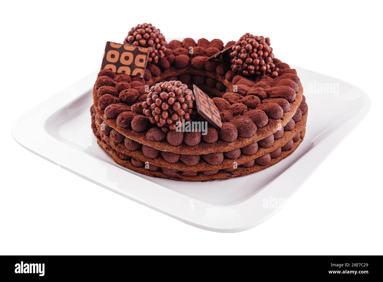 Gâteau tiramisu avec décoration chocolat sur une assiette Banque D'Images