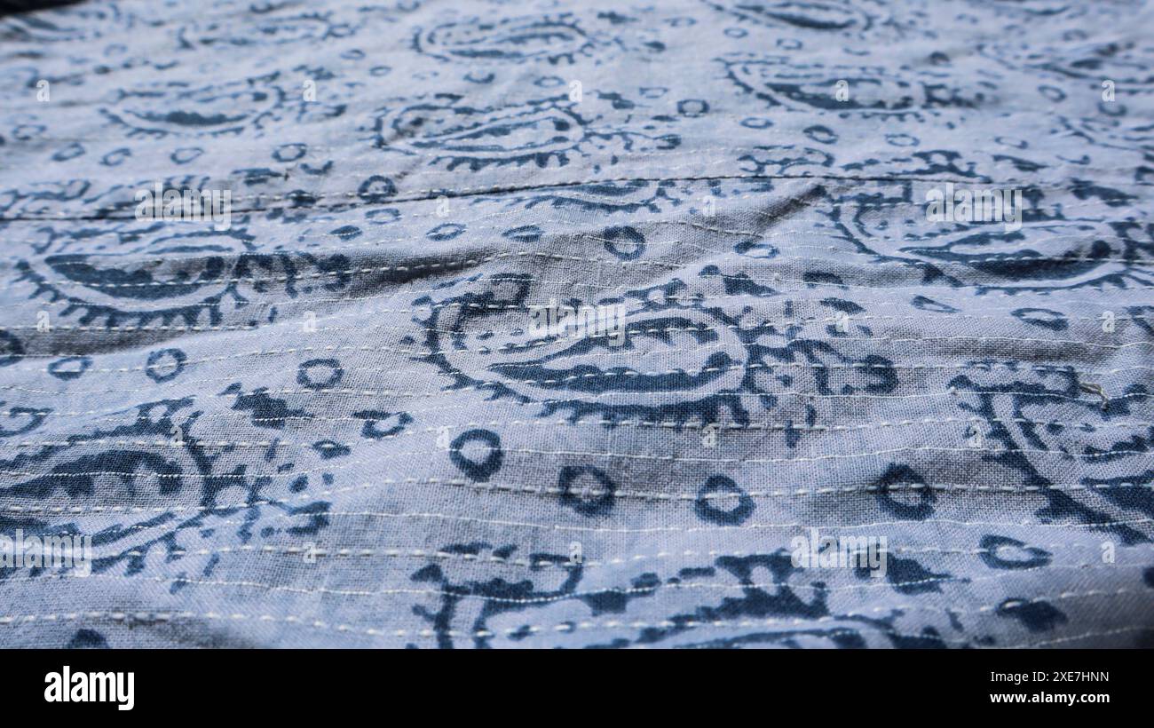 Magnifique motif imprimé Paisley Kalamkari blovk teint avec couleur indigo sur pur coton. Fond imprimé jaipuri kalamkari indien sur la robe woamn mater Banque D'Images