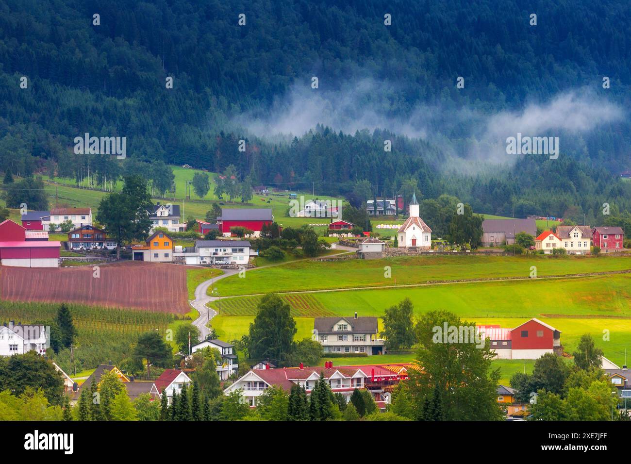 Village norvégien Olden dans les fjords, Norvège été Banque D'Images