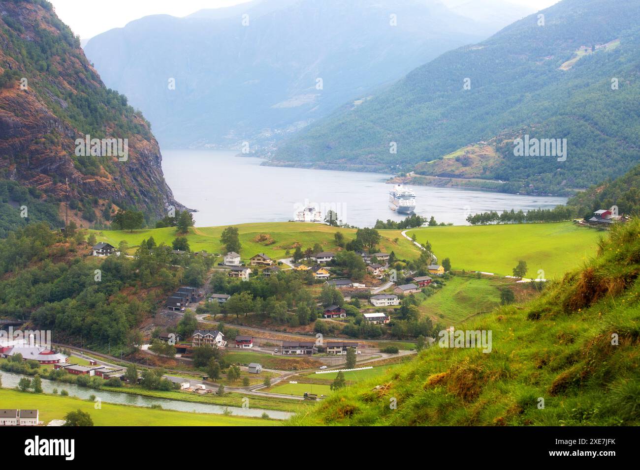 Village norvégien et paysage de fjord à Flam Banque D'Images