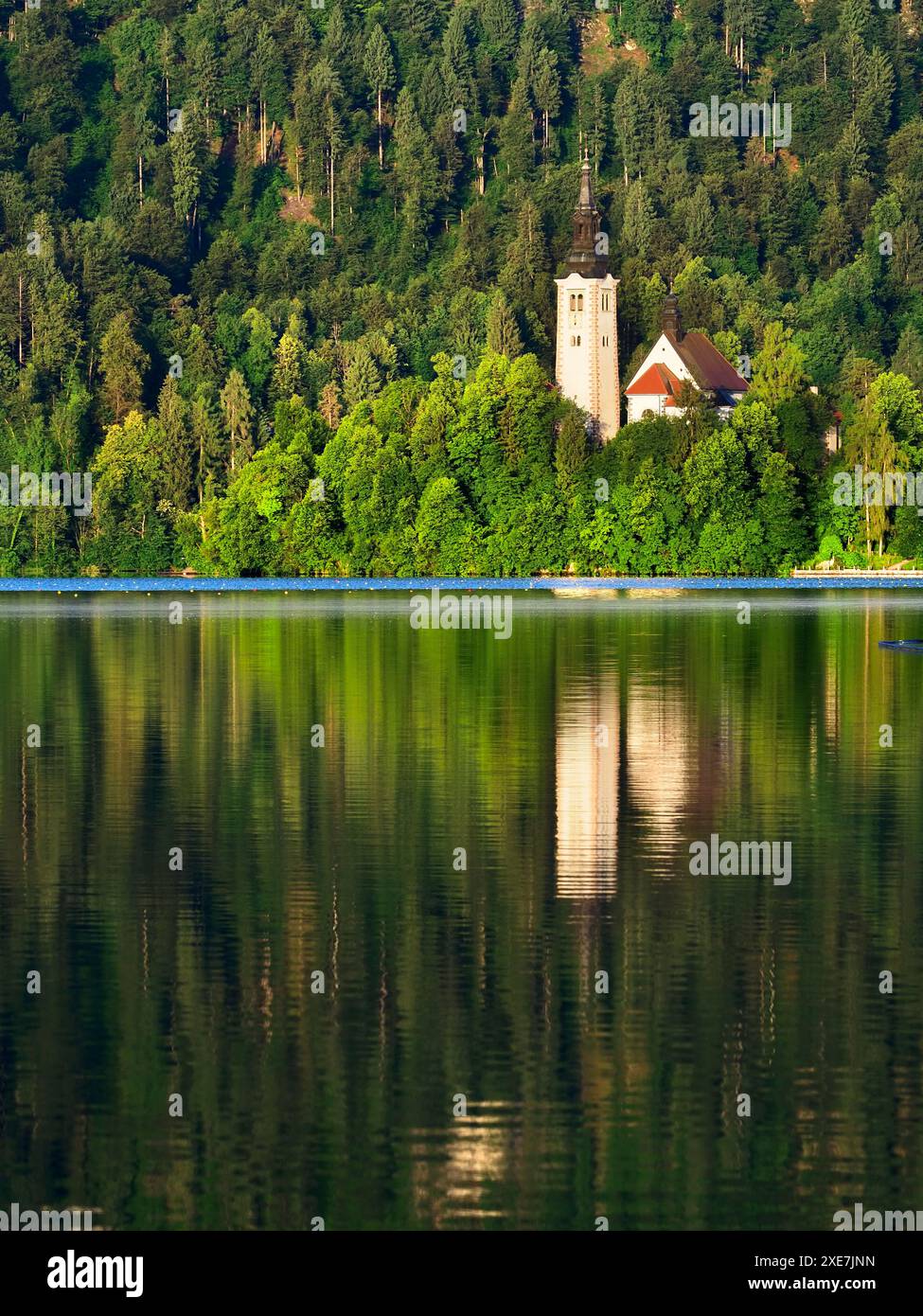 L'église de l'Assomption de Marie sur l'île de Bled dans le lac de Bled au lever du soleil Bled haute Carniola Slovénie Banque D'Images