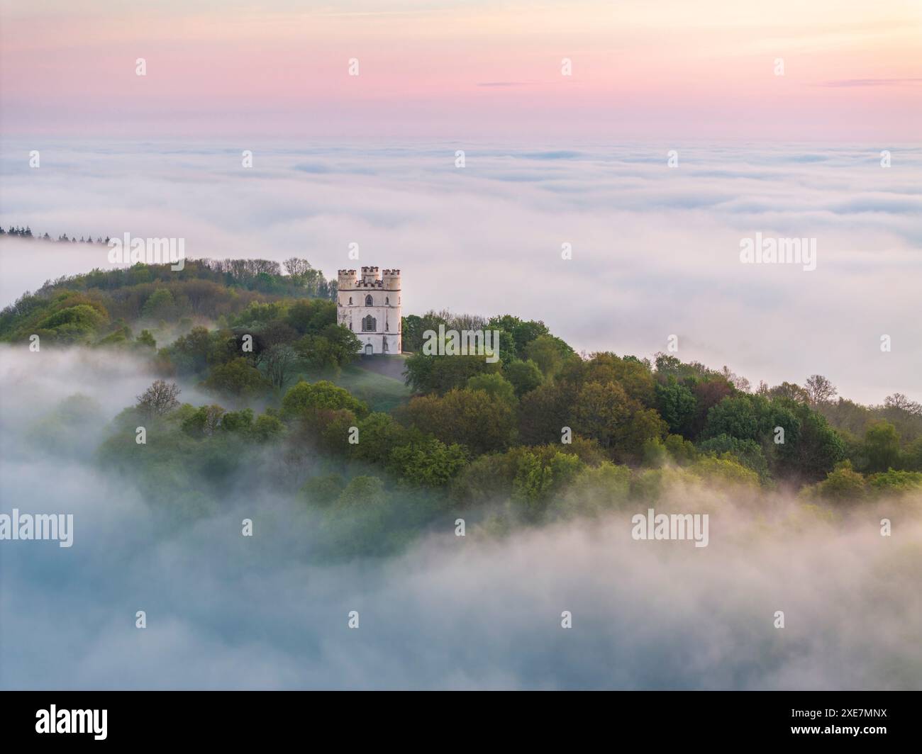 Haldon Belvedere (château de Lawrence) à l'aube par un matin brumeux, Exeter, Devon, Angleterre. Printemps (mai) 2024. Banque D'Images