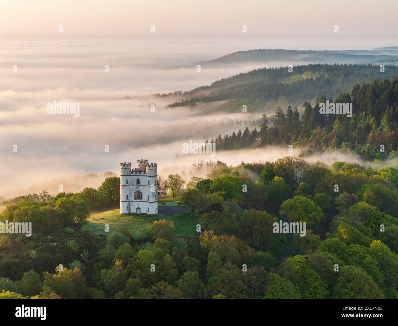 Haldon Belvedere (château de Lawrence) à l'aube par un matin brumeux dans le Devon, Angleterre. Printemps (mai) 2024. Banque D'Images