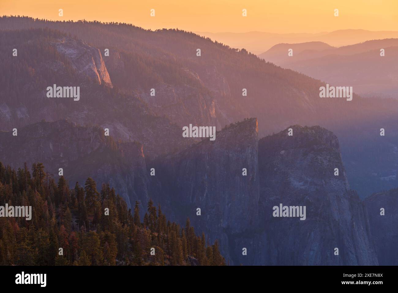 Coucher de soleil sur Cathedral Rocks et Yosemite Valley, depuis Sentinel Dome, Yosemite, Californie, États-Unis. Printemps (juin) 2016. Banque D'Images