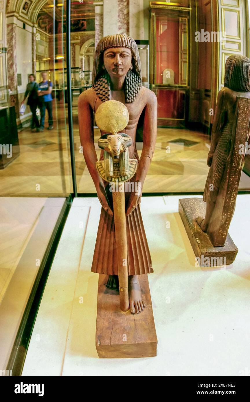 PARIS, France - Musée du Louvre, Département égyptien. Collection, Statue en bois, Art antique Banque D'Images