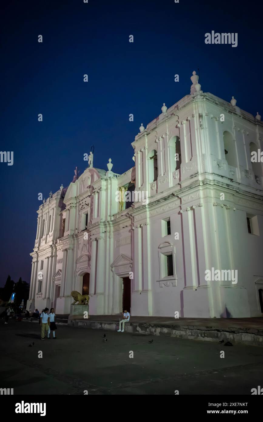Cathédrale Léon, un site du patrimoine mondial de l'UNESCO, construit au 18ème siècle dans le style colonial baroque espagnol, Léon, Nicaragua Banque D'Images